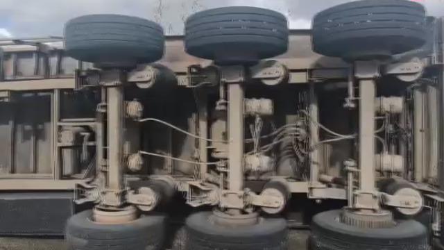 Kontrolden çıkan TIR devrildi