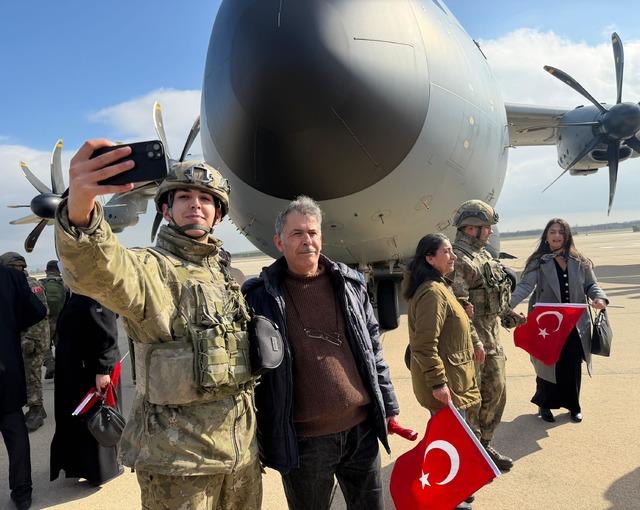 Almanya da NATO tatbikatına katılacak Mehmetçikleri aileleri uğurladı 1