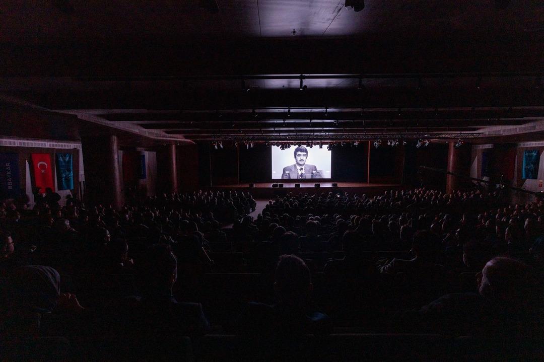 Hayatını  Tam bağımsız T&uuml;rkiye  &uuml;lk&uuml;s&uuml;ne adadı: &Ouml;zdemir Bayraktar ın hayatı belgesel oldu! 2