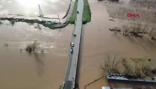 Manisa Salihli'de sel! Yol ulaşıma kapatıldı