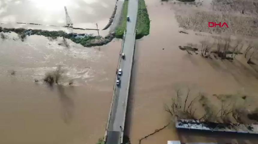 Manisa Salihli'de sel! Yol ulaşıma kapatıldı