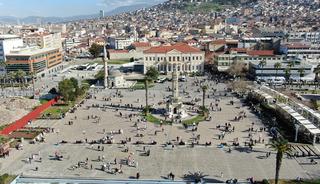 Yer: İzmir! G&uuml;neşli havayı g&ouml;ren vatandaşlar sahile akın etti