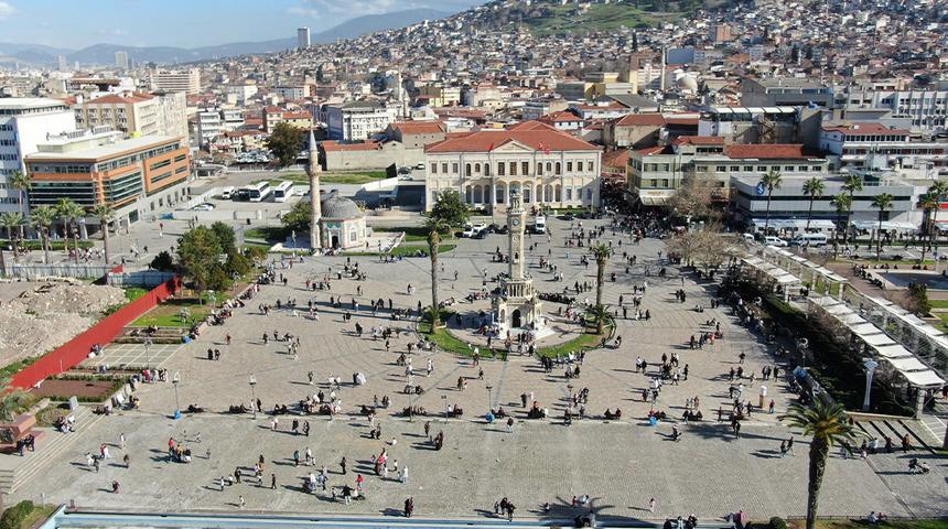 Yer: İzmir! G&uuml;neşli havayı g&ouml;ren vatandaşlar sahile akın etti