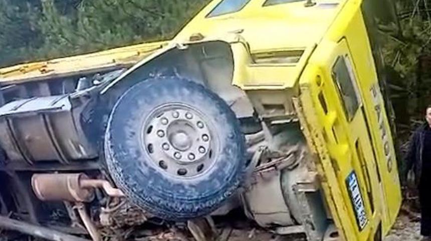 Bolu'da lastiği patlayan hafriyat kamyonu devrildi: 1 yaralı