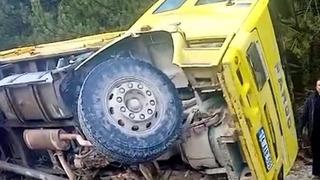 Bolu'da lastiği patlayan hafriyat kamyonu devrildi: 1 yaralı