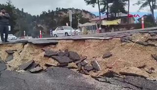 Mersin'de şiddetli sağanak! Yolda &ccedil;&ouml;kme meydana geldi