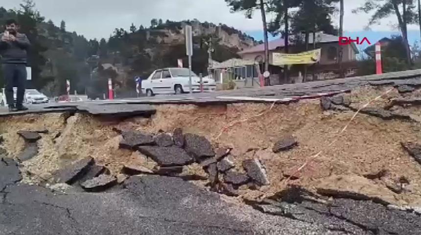 Mersin'de şiddetli sağanak! Yolda &ccedil;&ouml;kme meydana geldi