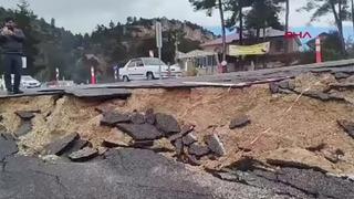 Mersin'de şiddetli sağanak! Yolda çökme meydana geldi