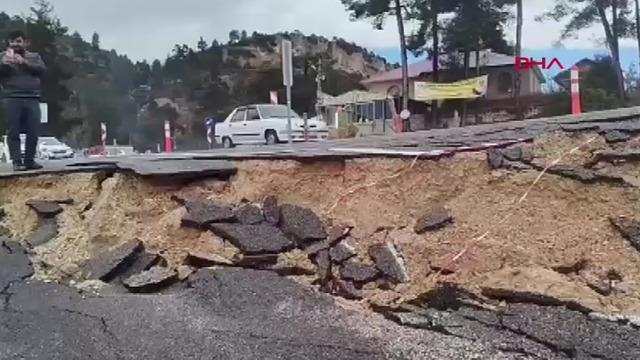 Mersin'de şiddetli sağanak! Yolda çökme meydana geldi