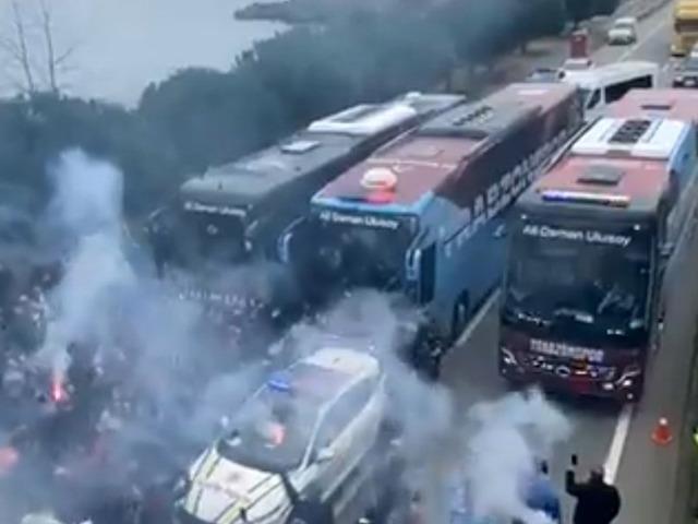 Trabzonspor'da bardak taştı! Otob&uuml;se yine saldırı