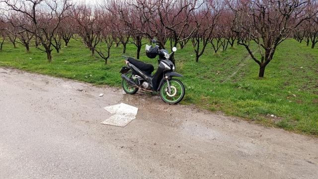Bursa'da motosiklet çukura düşerek devrildi: 1'i ağır 2 yaralı