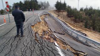 Mersin'de şiddetli yağışta yolda 2 metrelik çukur oluştu
