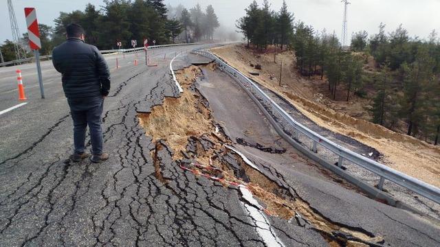 Mersin'de şiddetli yağışta yolda 2 metrelik çukur oluştu