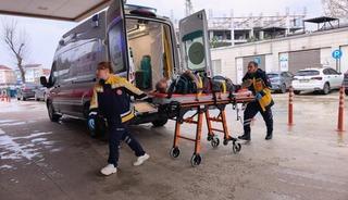 Bursa'da servis minib&uuml;s&uuml;nden inen s&uuml;r&uuml;c&uuml;ye ara&ccedil; &ccedil;arptı