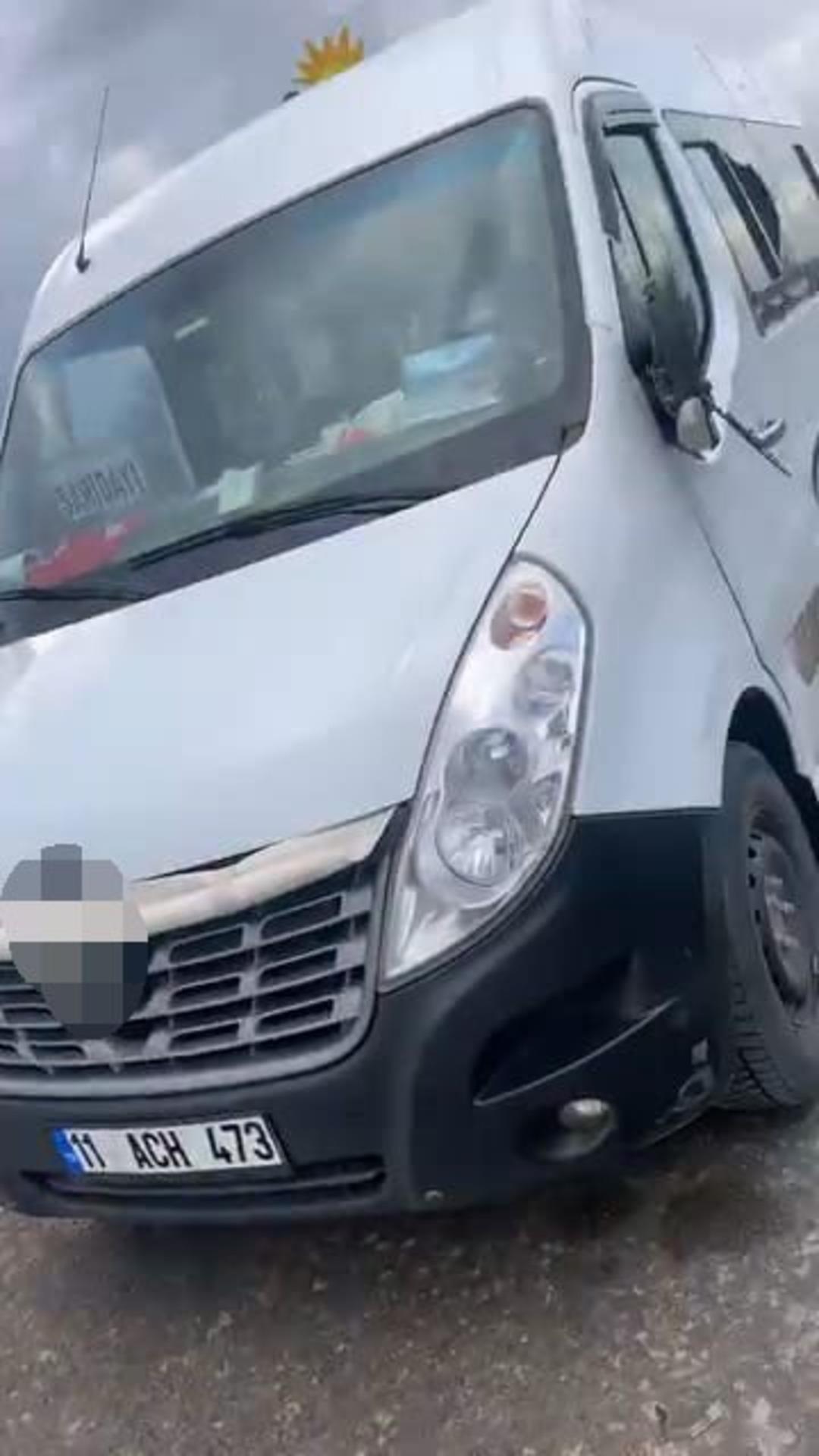 Bursa da servis minib&uuml;s&uuml;nden inen s&uuml;r&uuml;c&uuml;ye ara&ccedil; &ccedil;arptı 1