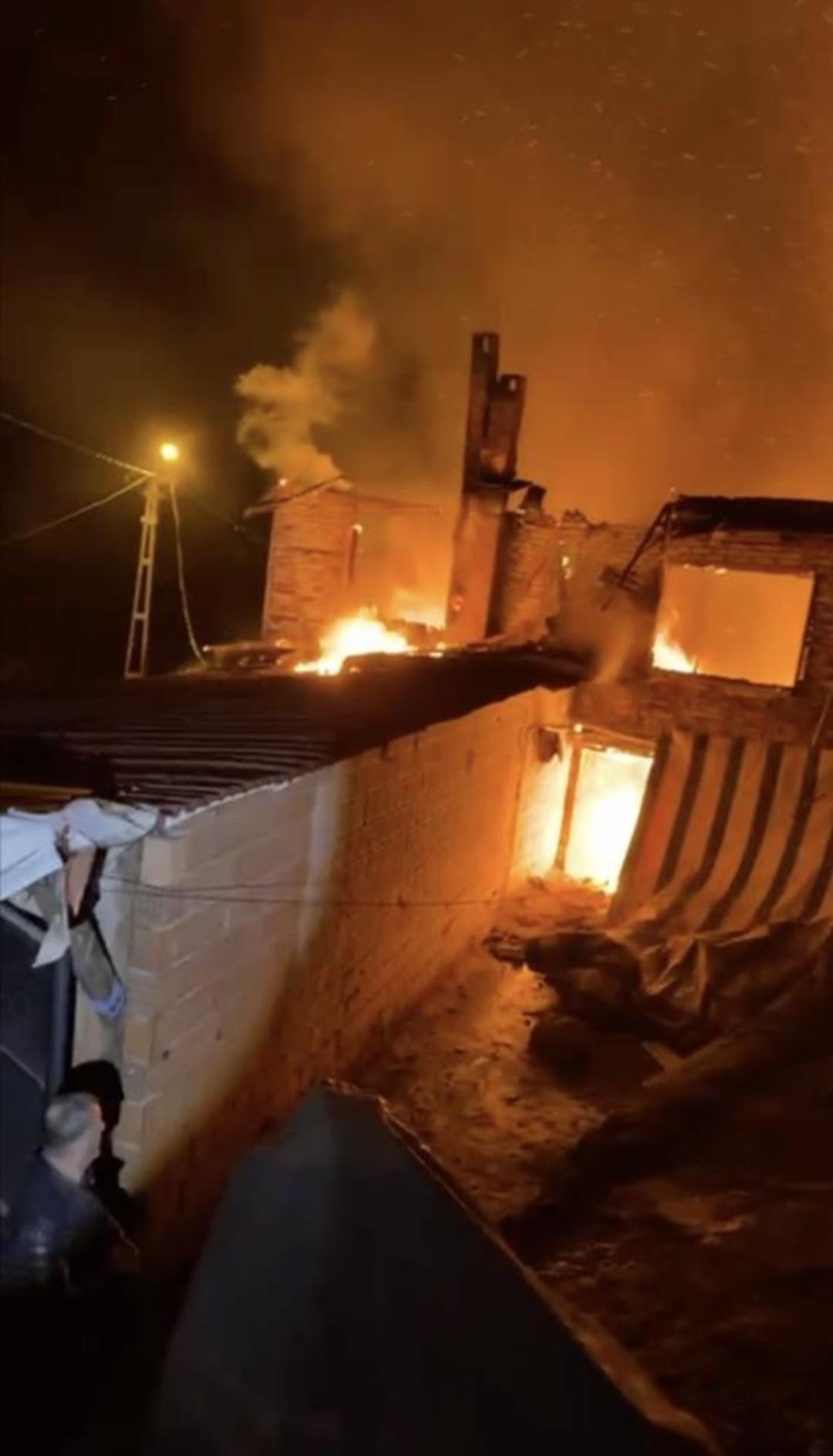 Bursa da 2 katlı ev alevlere teslim oldu 1