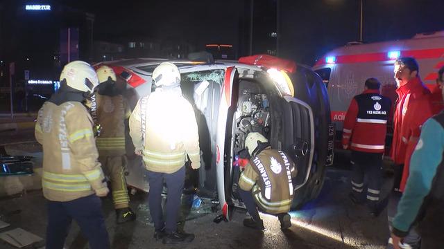 İstanbul'da ambulans ile cip kafa kafaya çarpıştı! Yaralılar var