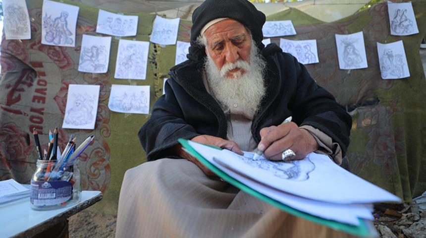 İsrail saldırılarında 3 oğlunu kaybeden 80 yaşındaki Gazzeli ressam, acısını sanata yansıtıyor