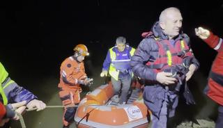 Meri&ccedil; Nehri taştı! 2 iş&ccedil;i mahsur kaldı