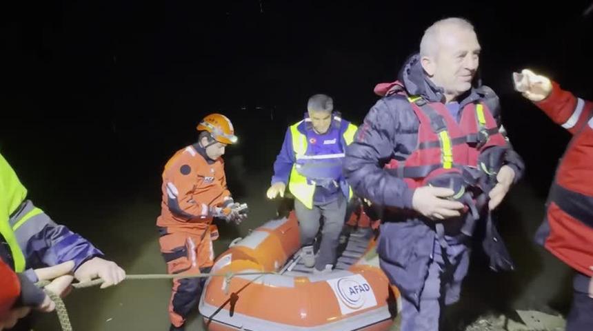 Meri&ccedil; Nehri taştı! 2 iş&ccedil;i mahsur kaldı