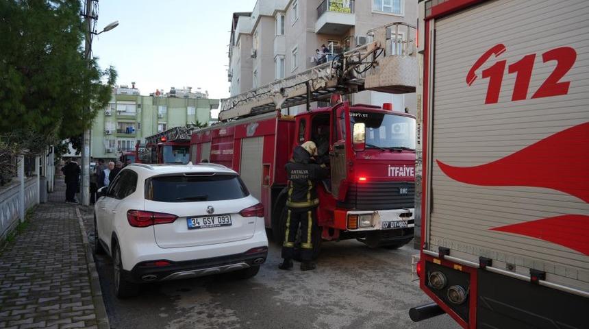 Yangına uykuda yakalandı, alevlere m&uuml;dahale ederken yaralandı