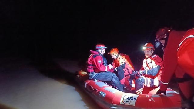 Meriç Nehri kıyısında mahsur kalan 2 işçi kurtarıldı