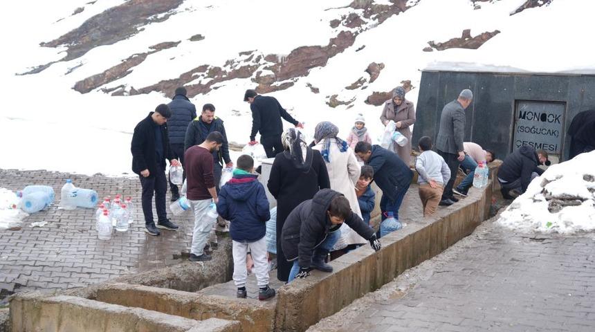 Muş'ta şebeke suyunda bakteri tespit edildi, vatandaşlar &ccedil;eşmelere akın etti