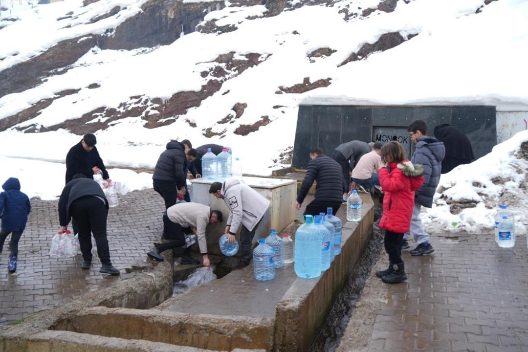 Muş ta şebeke suyunda bakteri tespit edildi, vatandaşlar &ccedil;eşmelere akın etti 1