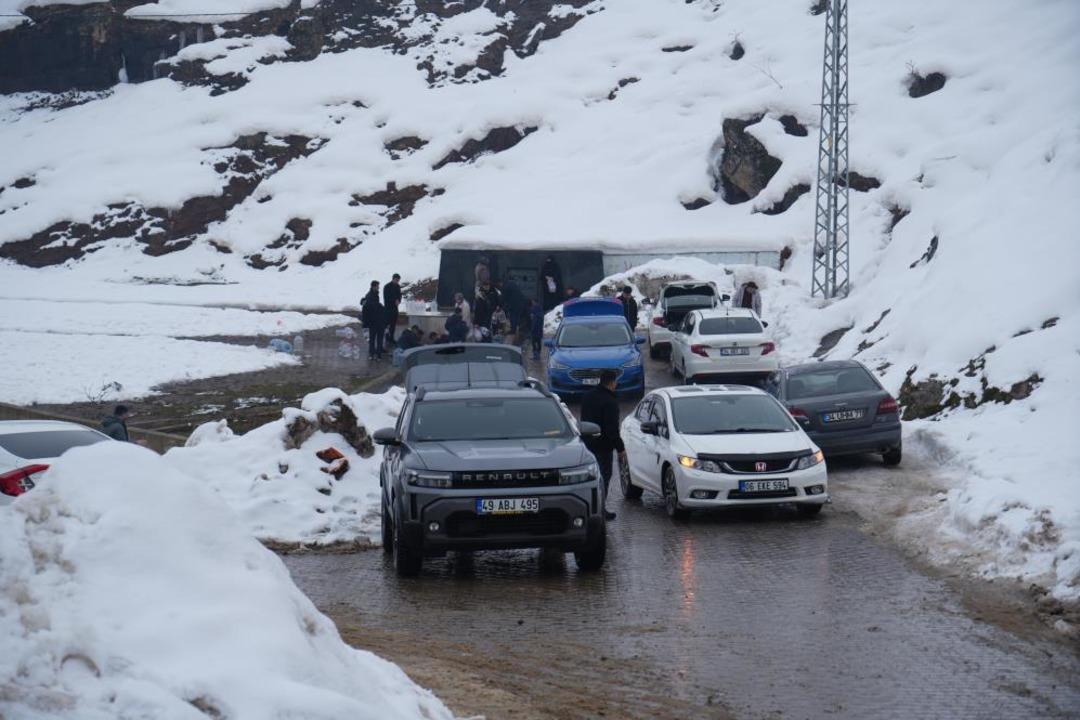Muş ta şebeke suyunda bakteri tespit edildi, vatandaşlar &ccedil;eşmelere akın etti 2