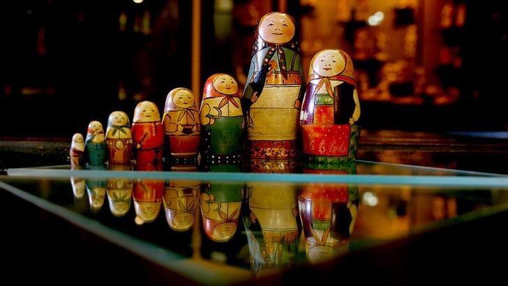 Rusya'nın karlı sokaklarında bir matruşka almak istesen, satıcıya ne uzatırsın?