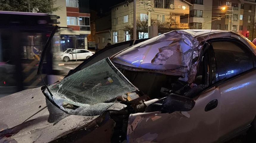 Tıra arkadan &ccedil;arpan otomobilin s&uuml;r&uuml;c&uuml;s&uuml; yaralandı