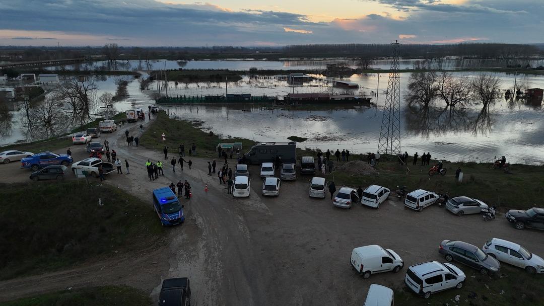 Meri&ccedil; nehri taştı! Mahsur kalan hayvanlar b&ouml;yle kurtarıldı 9