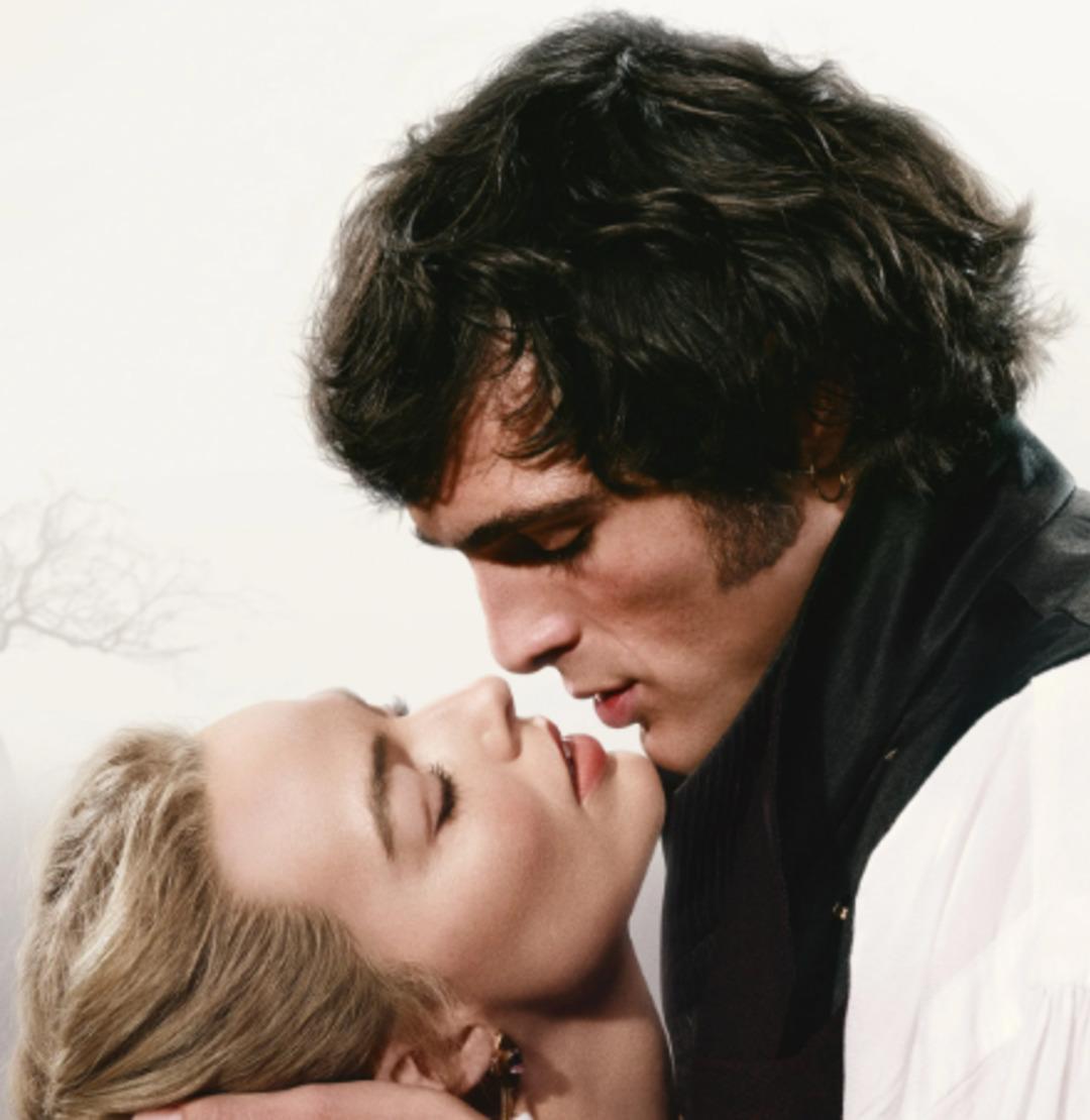 Margot Robbie den  Uğultulu Tepeler  itirafı: Her yerde &ouml;p&uuml;şt&uuml;k 1