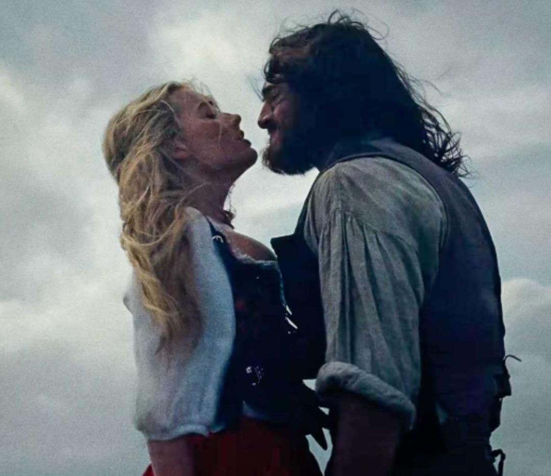 Margot Robbie den  Uğultulu Tepeler  itirafı: Her yerde &ouml;p&uuml;şt&uuml;k 2