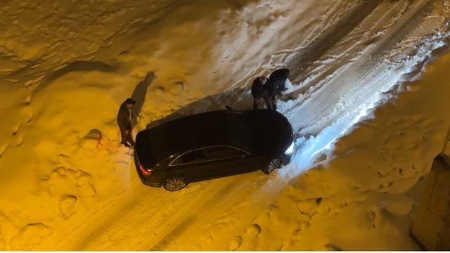 Y&uuml;ksekova&rsquo;da kar yağışı: Ara&ccedil;lar imece usul&uuml; kurtarıldı 4