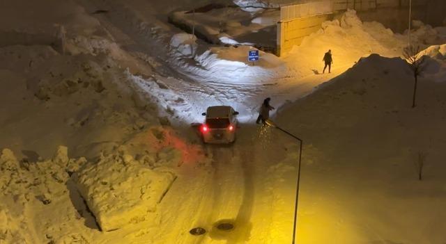 Y&uuml;ksekova&rsquo;da kar yağışı: Ara&ccedil;lar imece usul&uuml; kurtarıldı 2