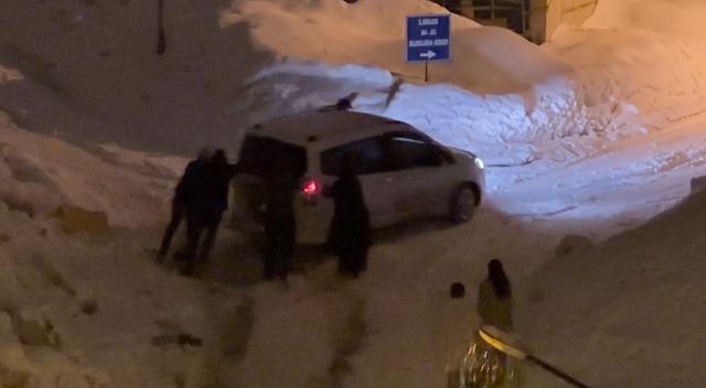 Y&uuml;ksekova&rsquo;da kar yağışı: Ara&ccedil;lar imece usul&uuml; kurtarıldı 1