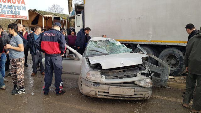 Otomobil dinlenme tesisindeki kamyona çarptı: 2 yaralı