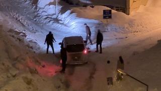 Yüksekova’da kar yağışı: Araçlar imece usulü kurtarıldı