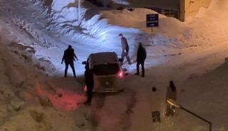 Y&uuml;ksekova&rsquo;da kar yağışı: Ara&ccedil;lar imece usul&uuml; kurtarıldı