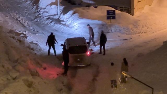 Yüksekova’da kar yağışı: Araçlar imece usulü kurtarıldı