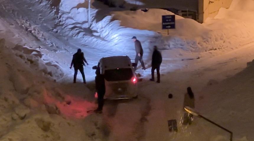 Y&uuml;ksekova&rsquo;da kar yağışı: Ara&ccedil;lar imece usul&uuml; kurtarıldı