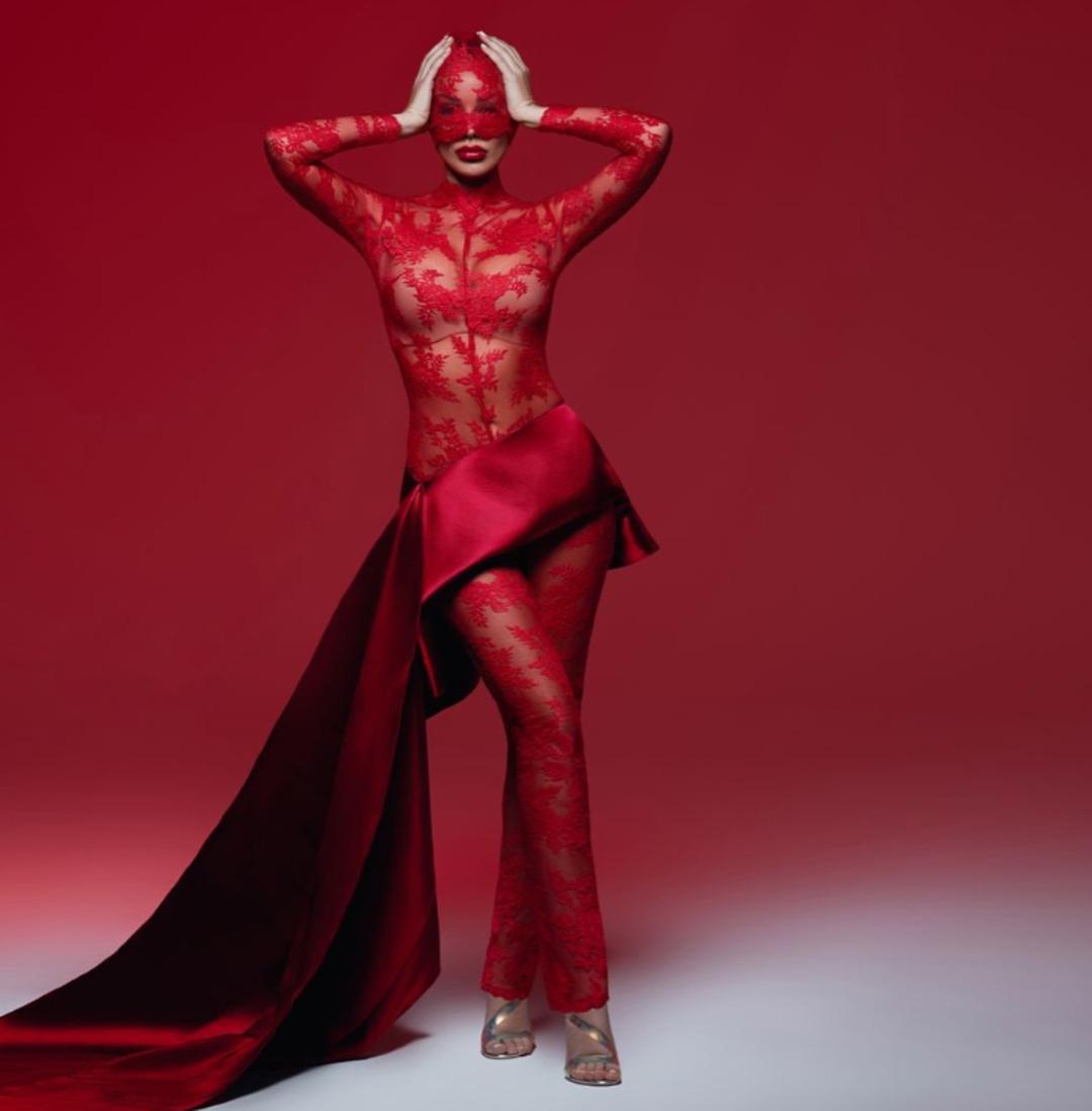 Petek Din&ccedil;&ouml;z kırmızı dantel elbisesiyle sosyal medyayı salladı 1