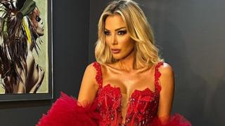 Petek Dinçöz kırmızı dantel elbisesiyle olay oldu