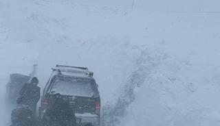 Sivas'ta karda aracıyla mahsur kalan kişi kurtarıldı