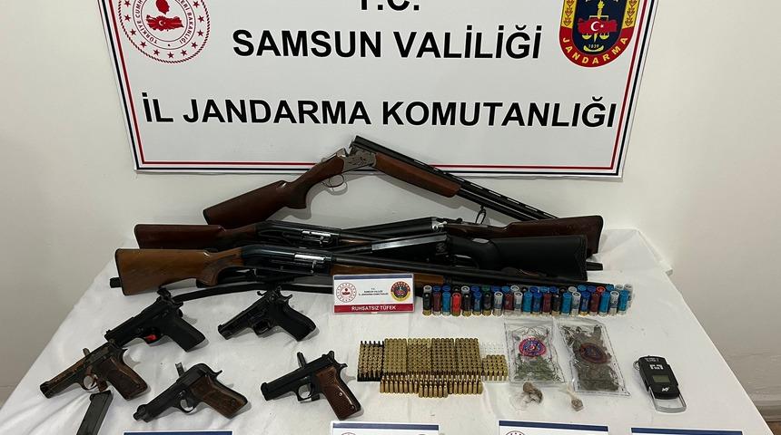 Samsun'da uyuşturucu ve silah ka&ccedil;ak&ccedil;ılığı operasyonu! 3 zanlı yakalandı
