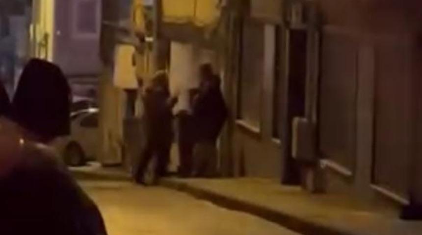 Komşuların &ccedil;&ouml;p bidonu tartışması kameraya yansıdı