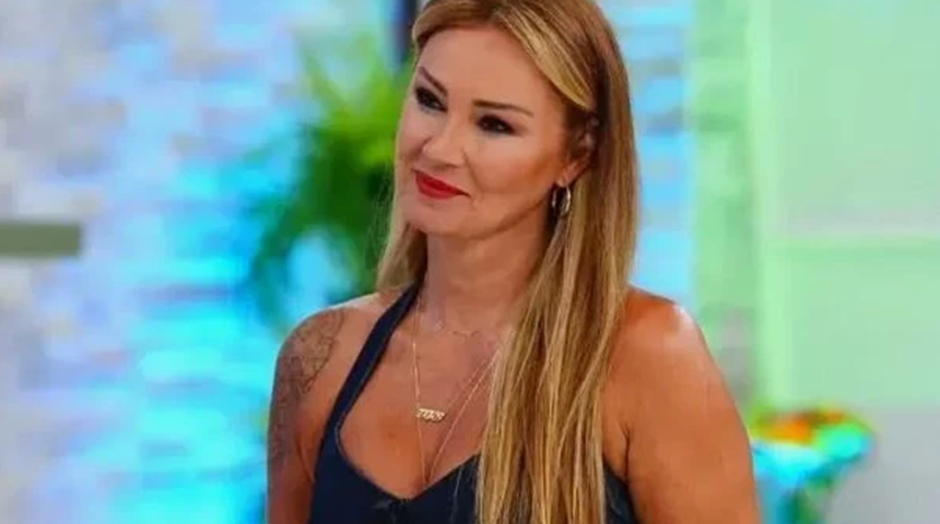 Cami avlusunda baş&ouml;rt&uuml;s&uuml; tartışması! Pınar Altuğ konuştu: Ben genelde cenazede başını kapatmayanlardanım