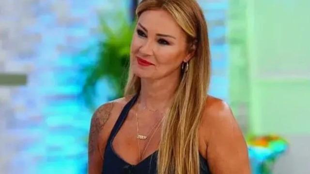 Cami avlusunda başörtüsü tartışması! Pınar Altuğ konuştu: Ben genelde cenazede başını kapatmayanlardanım