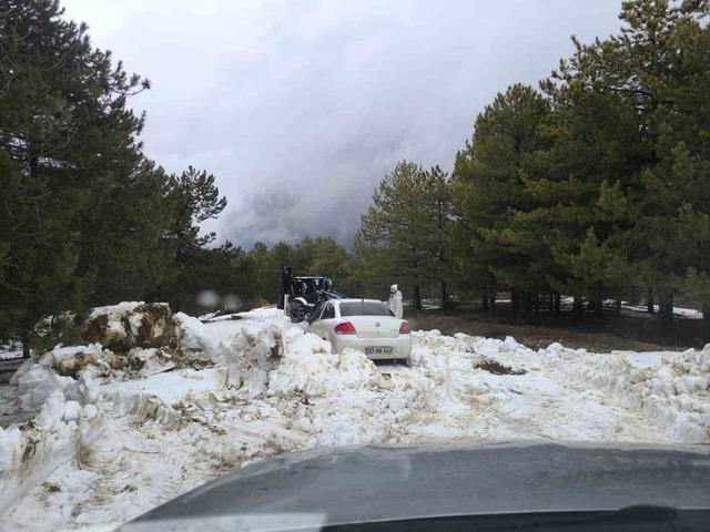 Elazığ&rsquo;da karda mahsur kalan otomobil kurtarıldı 1